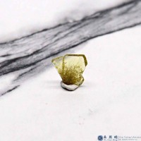 圖示-金綠寶石雙晶晶體(Chrysoberyl Twin)