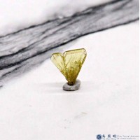 圖示-金綠寶石雙晶晶體(Chrysoberyl Twin)