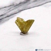 圖示-金綠寶石雙晶晶體(Chrysoberyl Twin)