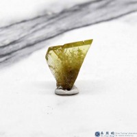 圖示-金綠寶石雙晶晶體(Chrysoberyl Twin)