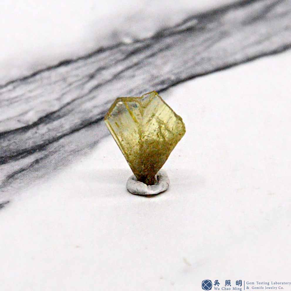 圖示-金綠寶石雙晶晶體(Chrysoberyl Twin)