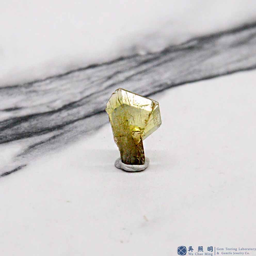 圖示-金綠寶石雙晶晶體(Chrysoberyl Twin)