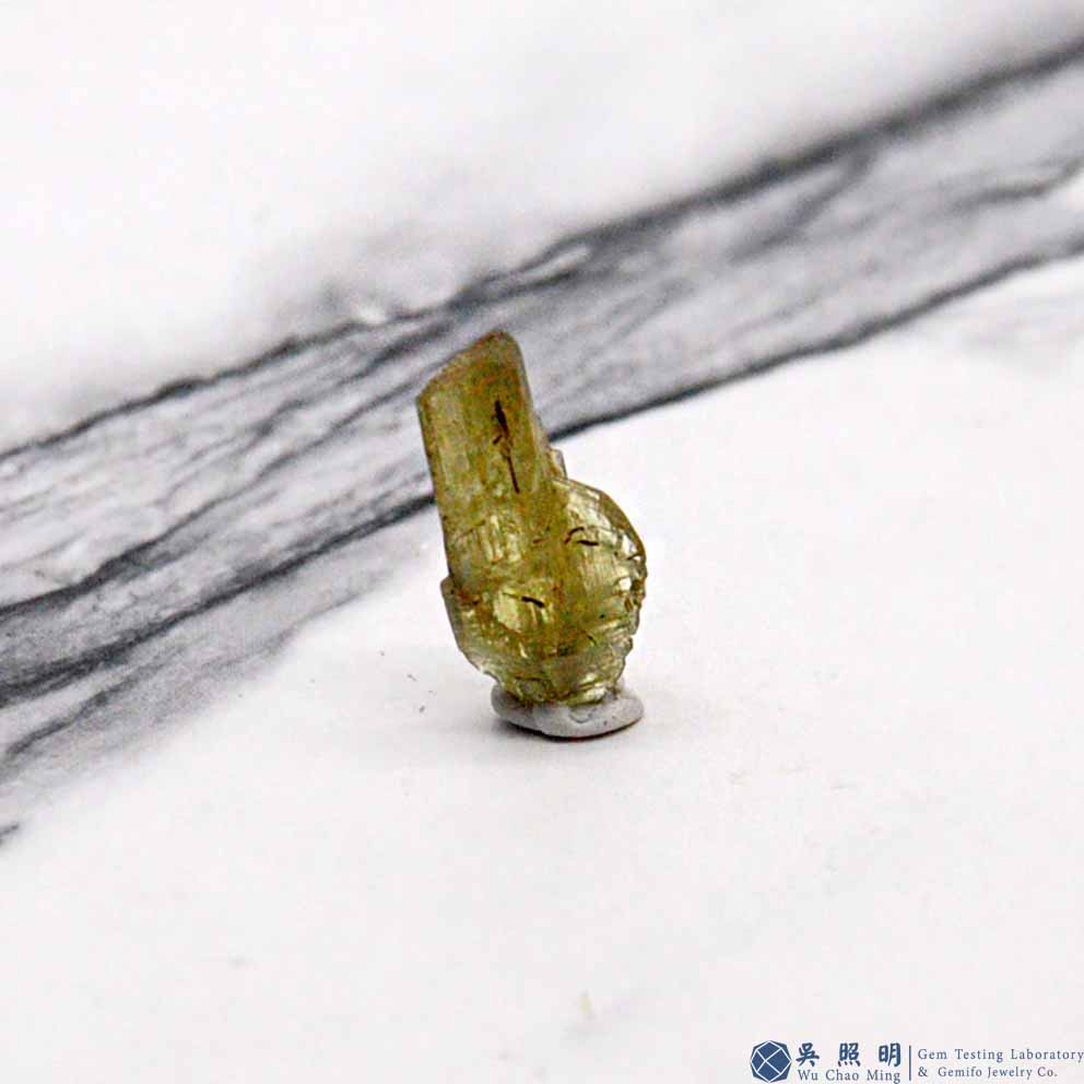 圖示-金綠寶石雙晶晶體(Chrysoberyl Twin)