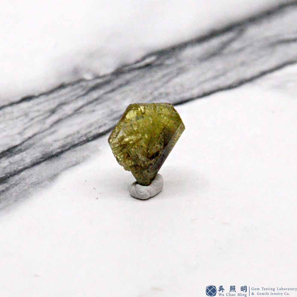 圖示-金綠寶石雙晶晶體(Chrysoberyl Twin)