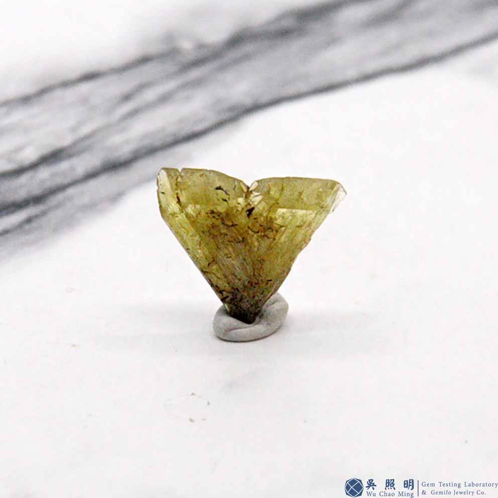 圖示-金綠寶石雙晶晶體(Chrysoberyl Twin)