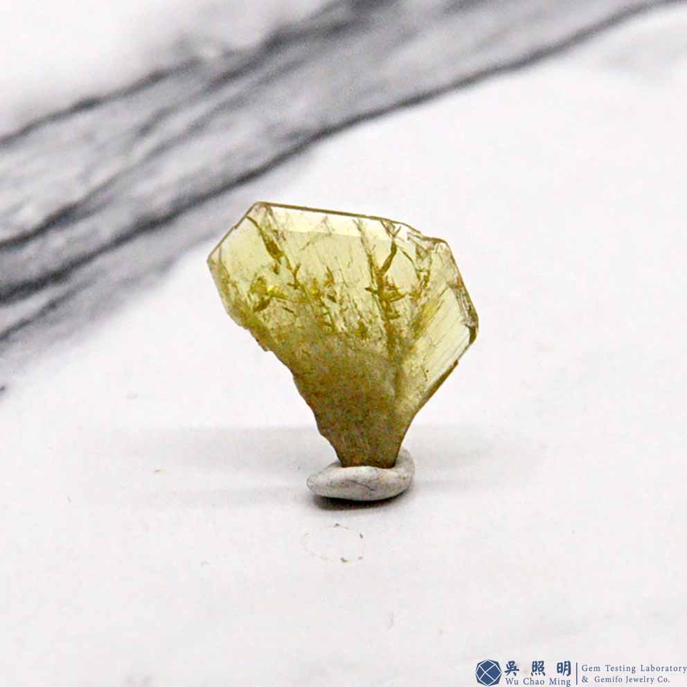 圖示-金綠寶石雙晶晶體(Chrysoberyl Twin)