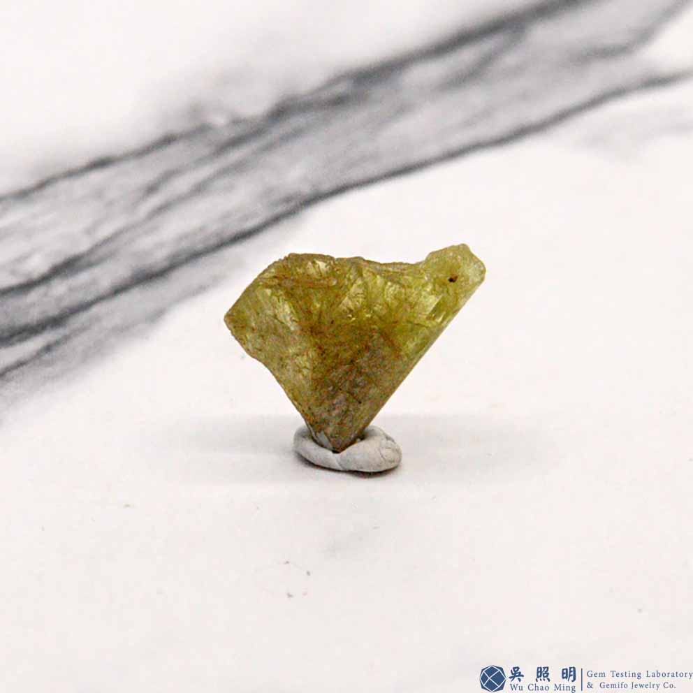 圖示-金綠寶石雙晶晶體(Chrysoberyl Twin)